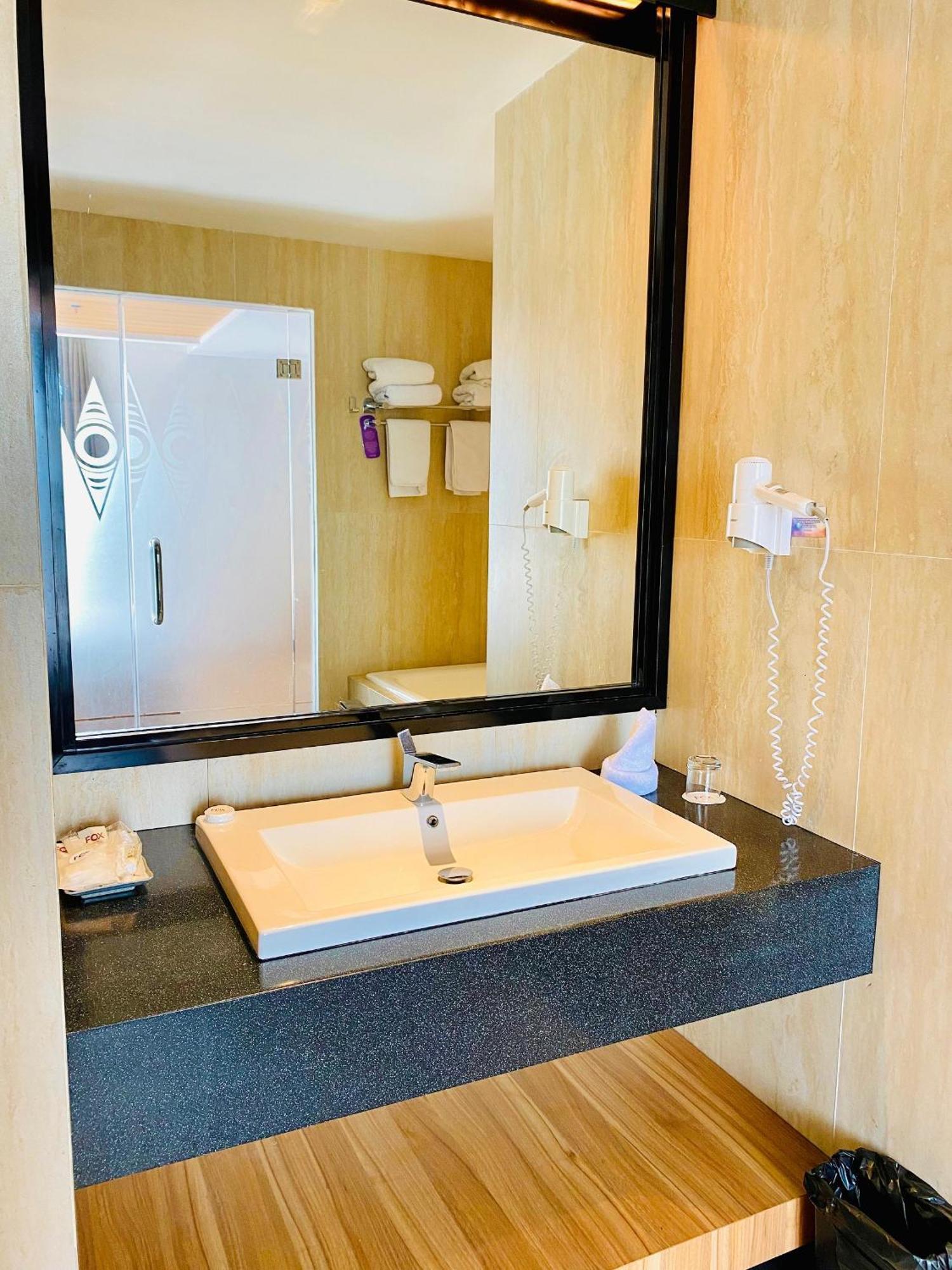 Fox Hotel Джаяпура Екстериор снимка